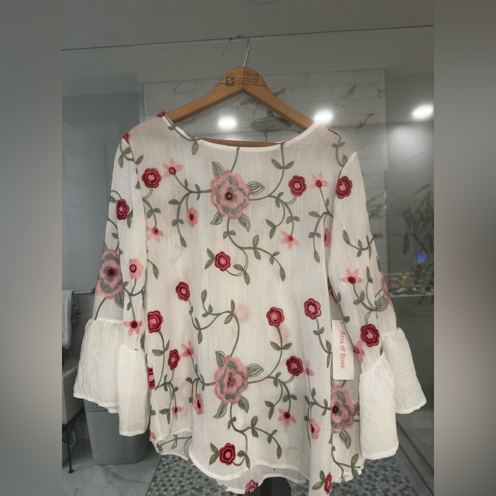 Ana and Rise size Medium blouse, new with tags! Really pretty style for spring!
